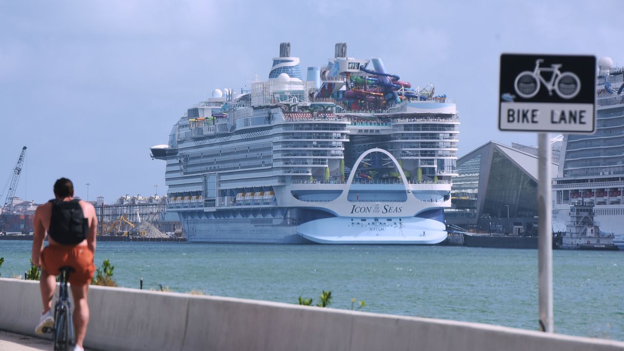 Dünya'nın en büyük yolcu gemisi Miami Limanı'ndan ilk yolculuğuna çıkıyor