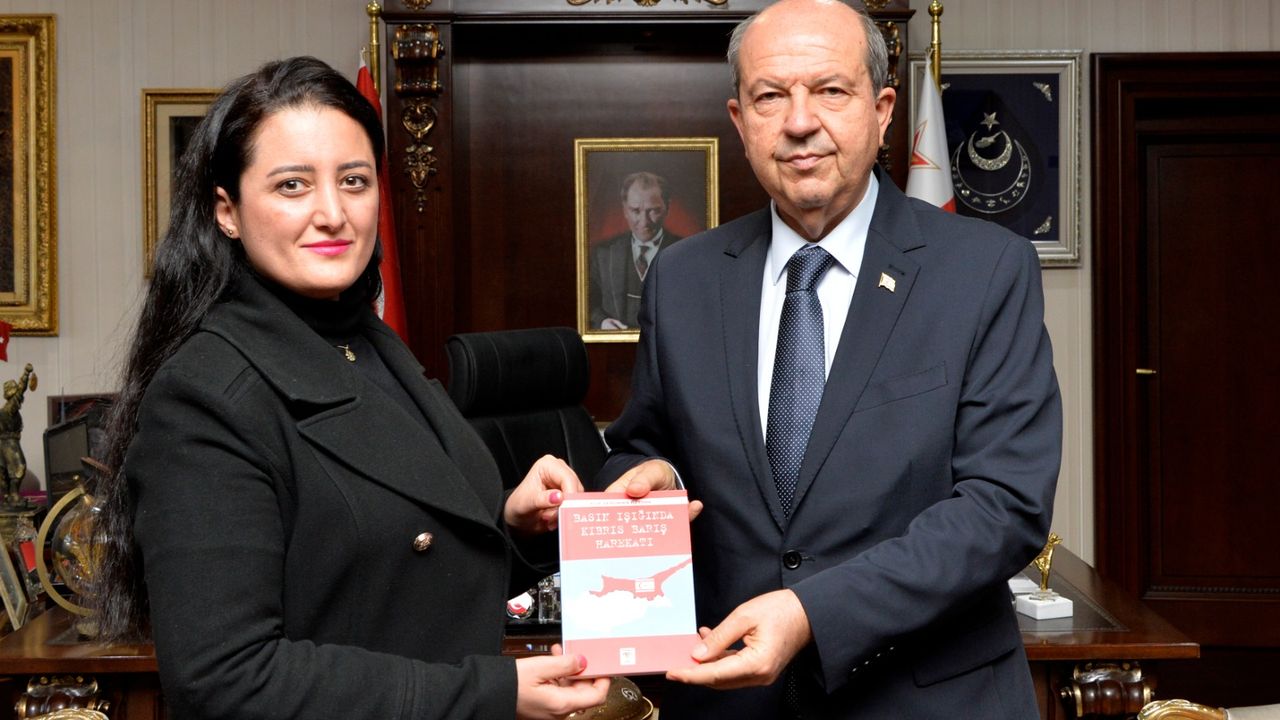 Tatar’a “Basın ışığında Kıbrıs Barış Harekatı” kitabı takdim edildi