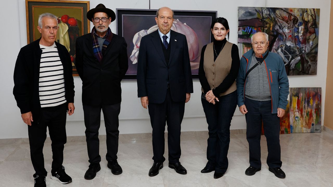 Tatar, Kıbrıs’ın Seçkin Sanatçıları Sergisi’ni ziyaret etti