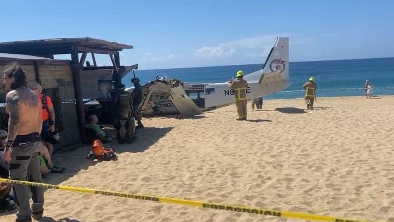 Meksika'da sporcuları taşıyan uçak acil iniş yaparken plajdaki 1 kişinin ölümüne neden oldu
