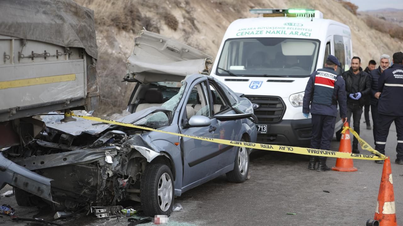 Ankara'da otomobil tıra çarptı: 2 ölü, 4 yaralı