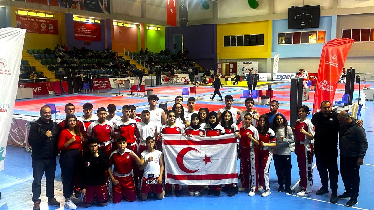 Çavuşoğlu, Kick Boks Türkiye Şampiyonası’nda ödül alan sporcuları kutladı