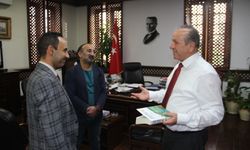 Nazım Kaşot, “Doğa Temelli Çevre Eğitimi” kitabını Bakan Ataoğlu’na sunarak bilgi verdi
