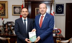 Nazım Kaşot, Cumhurbaşkanı Tatar’a “Doğa Temelli Çevre Eğitimi” adlı kitabı takdim etti