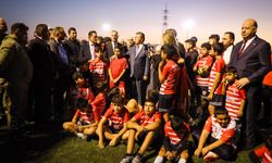 Başbakan Üstel, Maraş futbol sahasını ziyaret etti