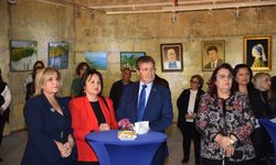 Zerrin Üstel, “Kadın Dünyasında Renkler” adlı resim sergisinin açılışını yaptı