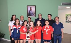 23 Nisan İlkokulu kız atletizm takımından, Girne Belediye Başkanı Şenkul’a ziyaret