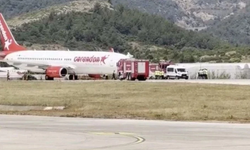 Antalya'da ön tekeri patlayan uçak gövde üzerine indi