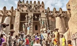 Mali'de binlerce kişi tarihi Djenne Ulu Camii'ni yeniden onardı