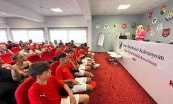 U12 Milli Takım futbolcuları ve ailelerine Trabzon öncesi seminer