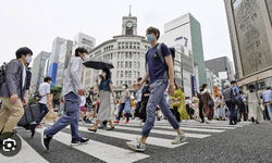 Japonya'nın nüfusu yarım milyondan fazla azalarak üst üste 15. yılda da düşüş gösterdi