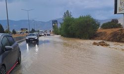 Girne-Lefkoşa ana yolunda trafik biriken yağmur suları nedeniyle tek şeritten sağlanıyor