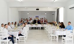 Tatar Antalya Gastronomi Yarışmasında “Yılın En İyi Lisesi” ödülünü alan HTL'de yemeğe katıldı