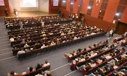 Öztürkler Mardin’de konferans verdi: “Haritalar kalemle çizilir, sınırlar irade ile korunur”