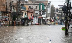 Pakistan'da etkili olan muson yağmurları sonucu ölenlerin sayısı 299'a yükseldi