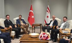 İngiltere milletvekili Afzal Khan, Ercan Havalimanı'ndan ülkeye geldi