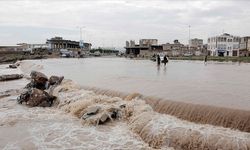 Yağmur nedeniyle oluşan su taşkınları nedeniyle Lefkoşa bölgesi trafiğe kapalı yollar...