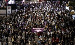 İsrail'de binlerce kişi, Netanyahu'nun konutunun önünde esir takası anlaşması talebiyle protesto düzenledi