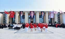 Cumhuriyet Korteji düzenlendi...100'er metrelik KKTC ve TC bayrakları taşındı