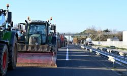 Fransa'da eylem yapan çiftçiler yolları trafiğe kapattı