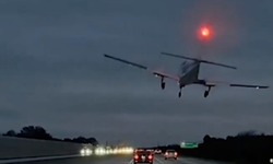 ABD Florida’da Seyir Halindeki Aracın Üzerine Uçak Düştü