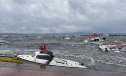 İstanbul ve İzmir'de fırtına: Deniz seferleri iptal edildi