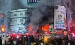 Pakistan'da bir alışveriş merkezinde çıkan yangında 6 kişi hayatını kaybetti