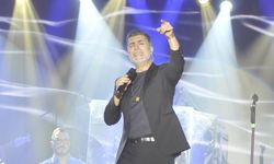 Ünlü sanatçı Özcan Deniz, yılbaşı gecesinde Les Ambassadeurs Hotel’de sahne aldı