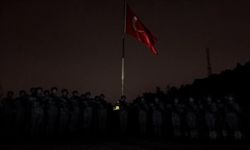 Mehmetçik'ten depremde hayatını kaybedenler için saygı duruşu