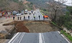 İzmir'de şiddetli yağış nedeniyle Selçuk-Aydın kara yolu çöktü