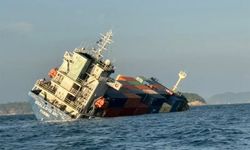 Phuket Adası açıklarında kargo gemisi battı, petrol denize sızdı