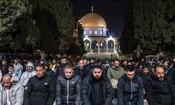 Mescid-i Aksa'da on binlerce Müslüman ilk teravih namazını kıldı