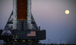 NASA, Artemis II roketini tamir için fırlatma rapmasından hangara çekiyor