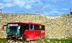 Kontrolden çıkan KIBHAS’a ait yolcu otobüsü tarla içine düştü