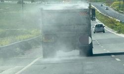 Sürüş güvenliğini tehlikeye atan kamyon şoförüne polisten ceza