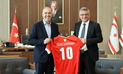 Cumhurbaşkanı Erhürman, KTFF başkanı ve yönetim kurulu üyelerini kabul etti