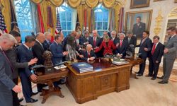 Oval Ofis'te ilginç anlar. Trump'a dokunup dua ettiler