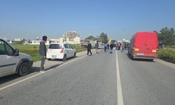 Büyük trafik levhası yola devrildi