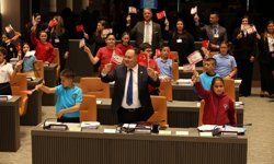 23 Nisan İlkokulu öğrencileri Girne Belediye Başkanı Şenkul’u ziyaret etti