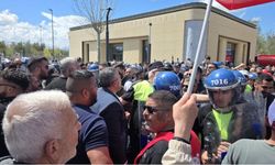 Greve giden kamuda örgütlü sendikalar, Meclis önünde eylemde