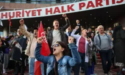 Partililer, CHP Genel Merkezi önünde toplandı