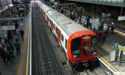 Londra'da aşırı sıcak hava ve yağış raylı ulaşımı felç etti