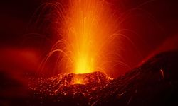 Etna Yanardağı'nın püskürttüğü kül hava ulaşımını aksattı