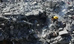 Gazze'de İsrail saldırısında hasar gören bina çöktü