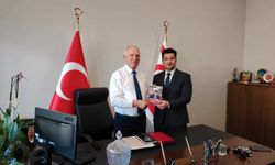 Azerbaycan’da yayınlanan “Kıbrıs’tan Dünyaya Haykıran Ses: Zorlu Töre” adlı kitap, Töre’ye takdim edildi