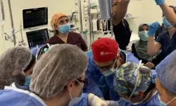 32 kişilik ekipten bir ilk: Bebek anne karnındayken solunum yolu açıldı