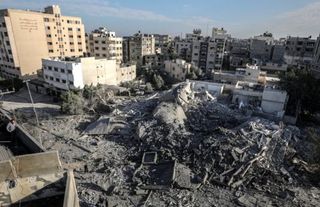 İsrail ordusu, Gazze'de yerinden edilen Filistinlilerin sığındığı okula baskın düzenledi