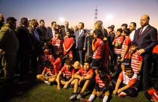 Başbakan Üstel, Maraş futbol sahasını ziyaret etti