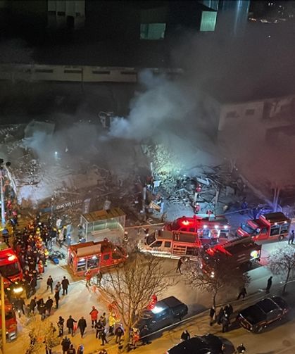 Konya'da 3 katlı bina çöktü... 2 kişi öldü, 3 kişi enkazdan sağ çıkarıldı