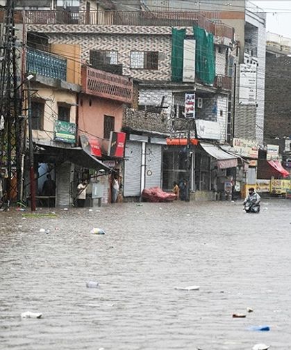 Pakistan'da etkili olan muson yağmurları sonucu ölenlerin sayısı 299'a yükseldi